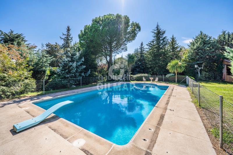 Foto 03f638e0-1b9e-471b-a1bf-3715e2f3d2a0. Chalet descubre este impresionante chalet independiente con piscina ubicado en becerril, un enclave privilegiado en el noroeste de madrid en Becerril de la Sierra