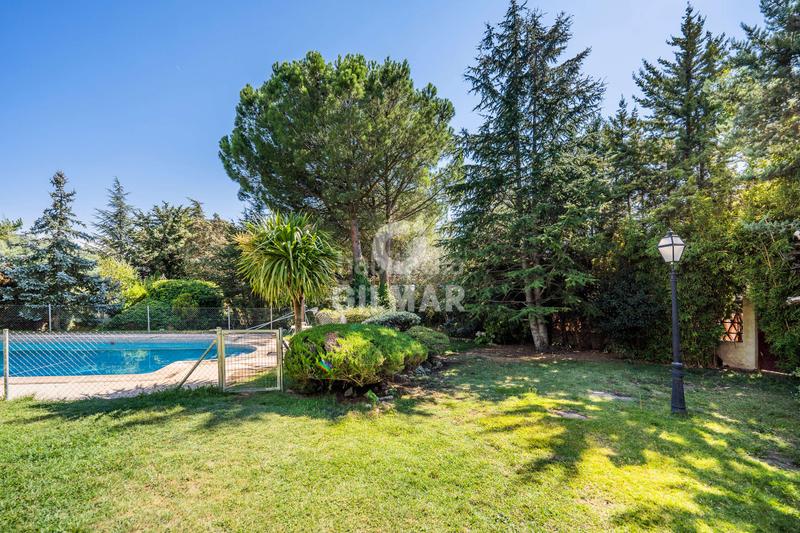 Foto 24021a00-0846-4c8b-9ff5-010c00f228ea. Chalet descubre este impresionante chalet independiente con piscina ubicado en becerril, un enclave privilegiado en el noroeste de madrid en Becerril de la Sierra