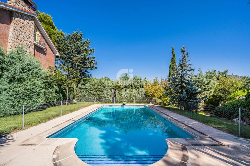 Foto 2851d1c1-8809-439a-87ee-a016f6da55e7. Chalet descubre este impresionante chalet independiente con piscina ubicado en becerril, un enclave privilegiado en el noroeste de madrid en Becerril de la Sierra