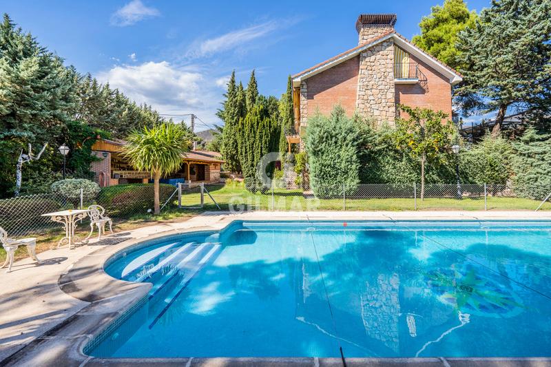 Foto 4259c8ce-613b-4a9a-a786-0f8525984f3b. Chalet descubre este impresionante chalet independiente con piscina ubicado en becerril, un enclave privilegiado en el noroeste de madrid en Becerril de la Sierra