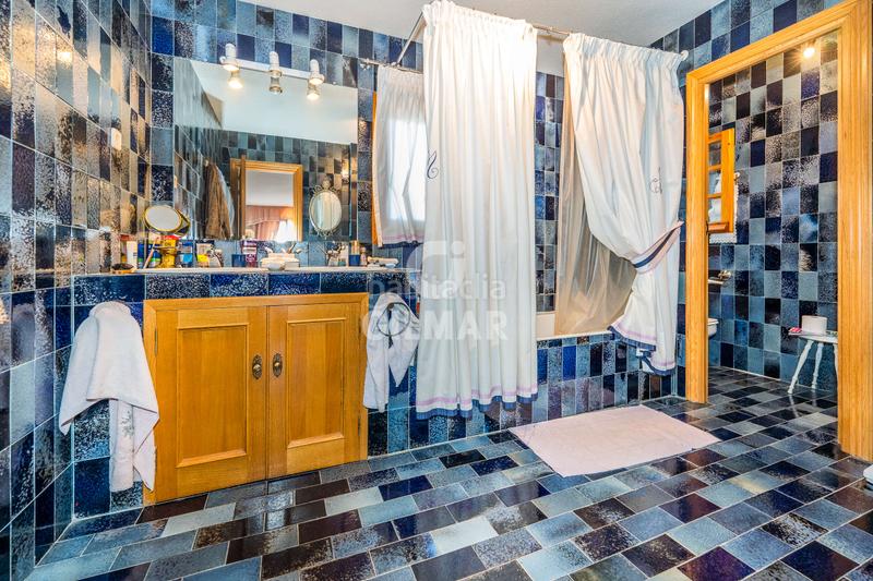 Foto 98f3c385-9fd1-4805-bdf3-fd9f69ef8f61. Chalet descubre este impresionante chalet independiente con piscina ubicado en becerril, un enclave privilegiado en el noroeste de madrid en Becerril de la Sierra