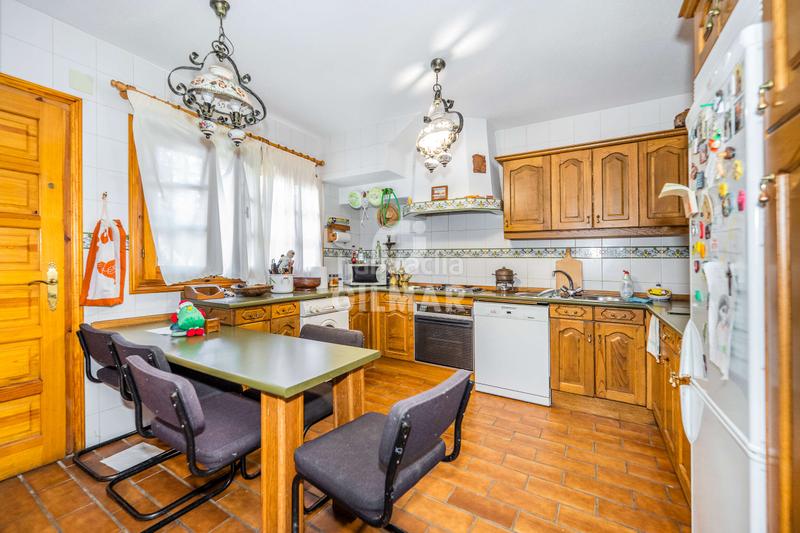 Foto 9cb9387d-c2e0-4814-aa06-3ee675d90f5a. Chalet descubre este impresionante chalet independiente con piscina ubicado en becerril, un enclave privilegiado en el noroeste de madrid en Becerril de la Sierra