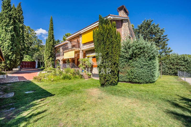 Foto a15093b3-8724-4d5b-82c2-9db8c2c0e1d8. Chalet descubre este impresionante chalet independiente con piscina ubicado en becerril, un enclave privilegiado en el noroeste de madrid en Becerril de la Sierra