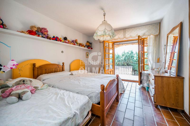 Foto b01d8189-e356-4c78-bcec-35562fd59a35. Chalet descubre este impresionante chalet independiente con piscina ubicado en becerril, un enclave privilegiado en el noroeste de madrid en Becerril de la Sierra