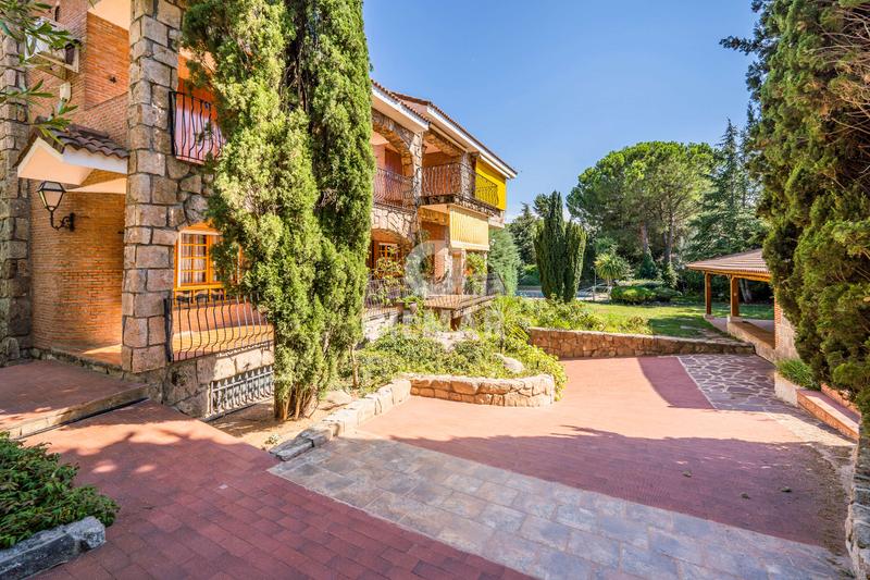 Foto bf3dfe22-7f86-4059-8f2e-626fe931568a. Chalet descubre este impresionante chalet independiente con piscina ubicado en becerril, un enclave privilegiado en el noroeste de madrid en Becerril de la Sierra