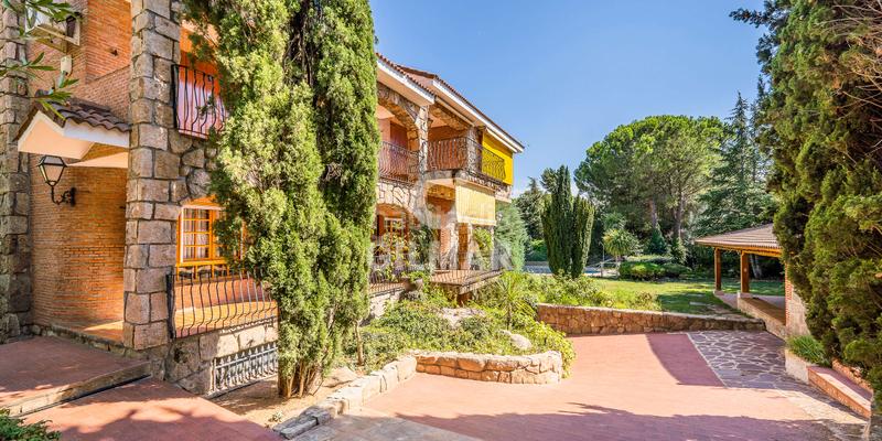 Foto ffff5057-b637-4b0b-b97f-bc6f7314cbe5. Chalet descubre este impresionante chalet independiente con piscina ubicado en becerril, un enclave privilegiado en el noroeste de madrid en Becerril de la Sierra