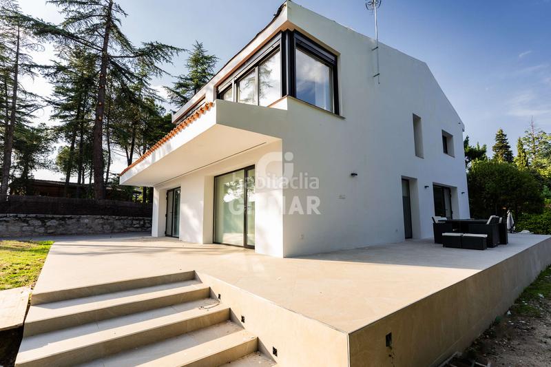 Foto 0dc77fd5-b943-4b95-9715-50909dbd2db3. Chalet  independiente en venta urbanización privadadescubre este impresionante chalet independiente, completamente reformado y list en Collado Villalba