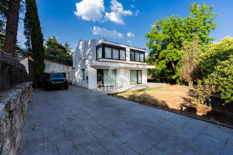 Foto 8ca307db-1e10-4167-98e7-71c9e401c064. Chalet  independiente en venta urbanización privadadescubre este impresionante chalet independiente, completamente reformado y list en Collado Villalba