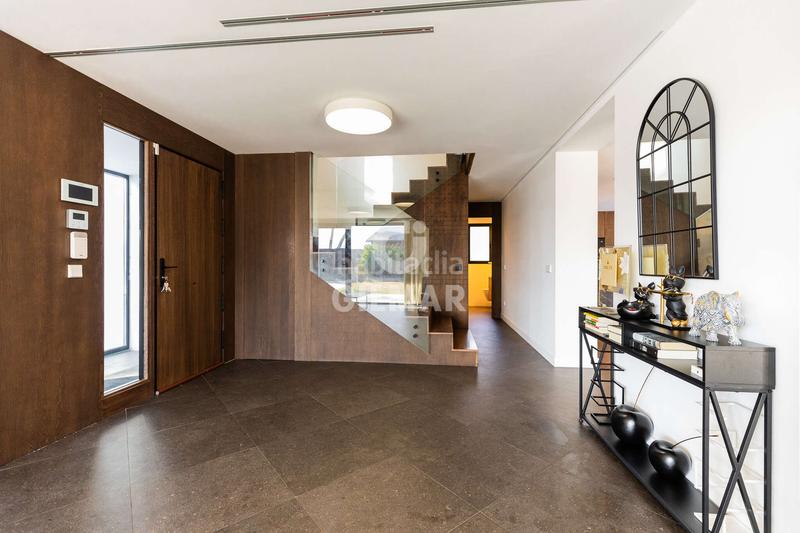 Foto a85dd155-a643-4654-9974-1fb361f5fd73. Chalet  independiente en venta urbanización privadadescubre este impresionante chalet independiente, completamente reformado y list en Collado Villalba