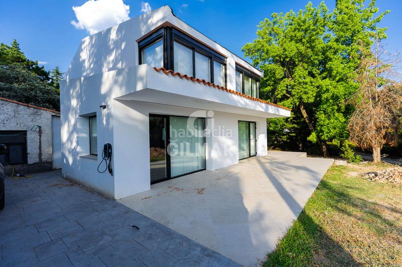 Foto b1f7703b-9b61-4955-afe5-7062bd1fce45. Chalet  independiente en venta urbanización privadadescubre este impresionante chalet independiente, completamente reformado y list en Collado Villalba