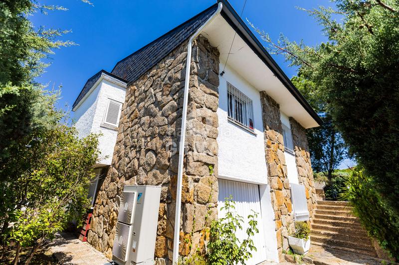 Foto 5bee0db0-6736-41bc-9fe7-d40a6eb4eb2d. Chalet se presenta en exclusiva este chalet independiente, completamente reformado en el año 2021 con materiales de primera calidad, un d en Colmenarejo