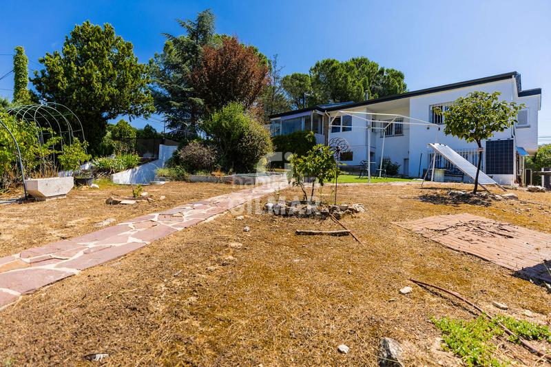 Foto 679cf4c0-81cd-413d-a1f1-c1916246961c. Chalet se presenta en exclusiva este chalet independiente, completamente reformado en el año 2021 con materiales de primera calidad, un d en Colmenarejo