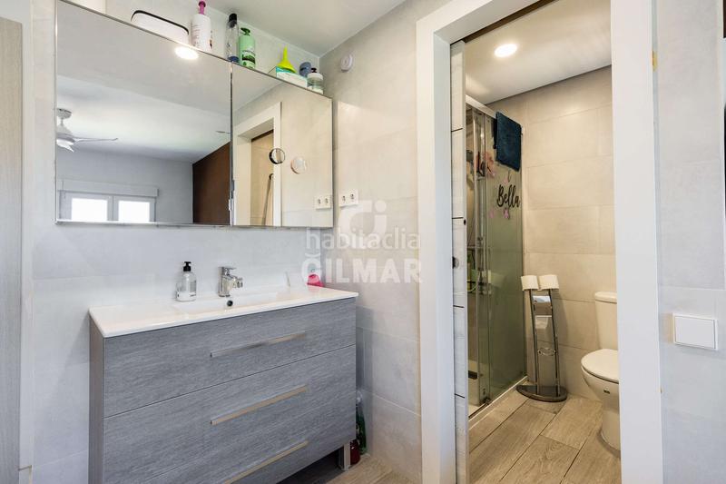 Foto c3c9b2e3-a7bc-4fff-9fca-885020190e62. Chalet se presenta en exclusiva este chalet independiente, completamente reformado en el año 2021 con materiales de primera calidad, un d en Colmenarejo