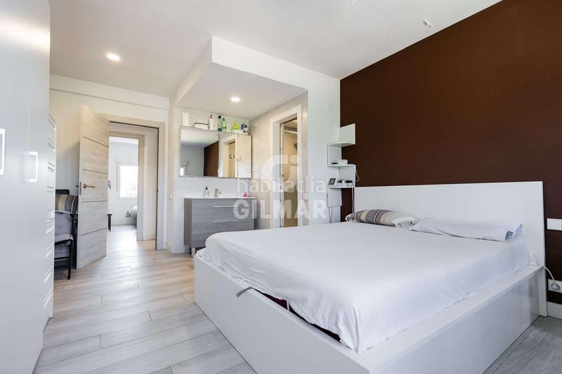 Foto c735f2c6-3a33-44c1-875a-9a9e02196fd3. Chalet se presenta en exclusiva este chalet independiente, completamente reformado en el año 2021 con materiales de primera calidad, un d en Colmenarejo