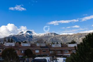 Casa adosada en Cerceda. Se vende magnífico chalet en urbanización en cerceda. en un ento