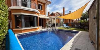 Casa aparellada a Zaburdón-Monte Escorial. Descubre este magnífico chalet pareado situado en san lorenzo de
