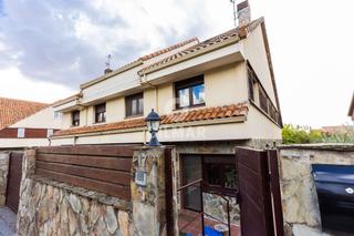 Casa aparellada a Navacerrada. Este chalet pareado está situado en el prestigioso municipio de