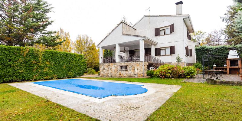 Foto 32db6767-ac7f-4b73-a0dd-2fe52d5802b4. Xalet amb calefacció aparcament piscina a Becerril de la Sierra