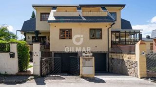 Doppelhaus in Collado Mediano. Se presenta este magnífico chalet pareado en la tranquila y resi