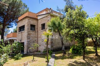 Chalet en Manzanares el Real. Se presenta este majestuoso chalet independiente situado en el i