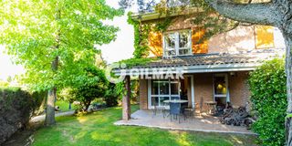 Casa aparellada a Becerril de la Sierra. Descubre este impresionante chalet independiente situado en una