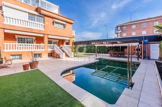 Casa adossada a Peñagrande. Te presentamos este impresionante chalet adosado de 7 dormitorio