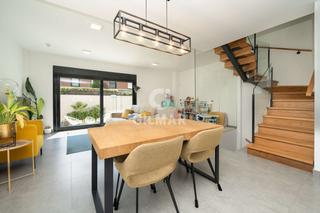 Casa aparellada a Montecarmelo. Les invitamos a descubrir esta exclusiva vivienda de reciente co