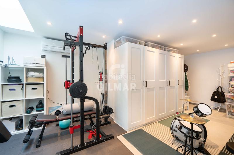 Foto 152dd328-7abc-436c-b176-89aee7902ae5. Casa aparellada amb calefacció aparcament piscina a Madrid