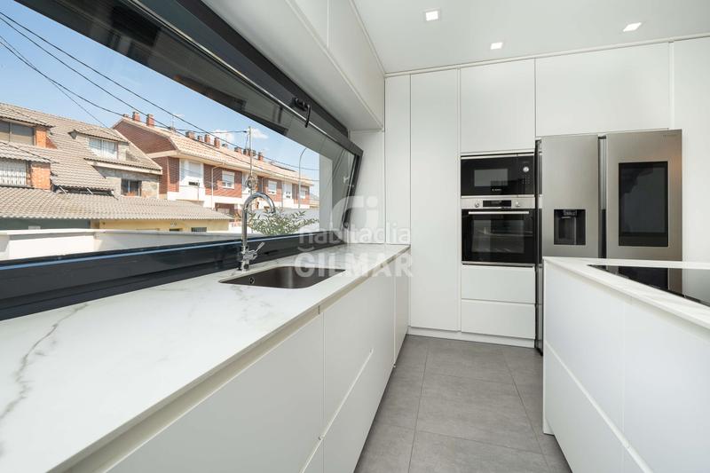 Foto 1d78fbf8-d601-4f11-8855-2dea52b02300. Casa aparellada amb calefacció aparcament piscina a Madrid