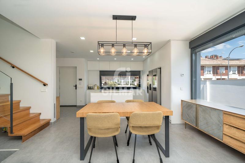 Foto 23c19752-ac21-4444-8dfd-3aaa1c91b1bc. Casa aparellada amb calefacció aparcament piscina a Madrid