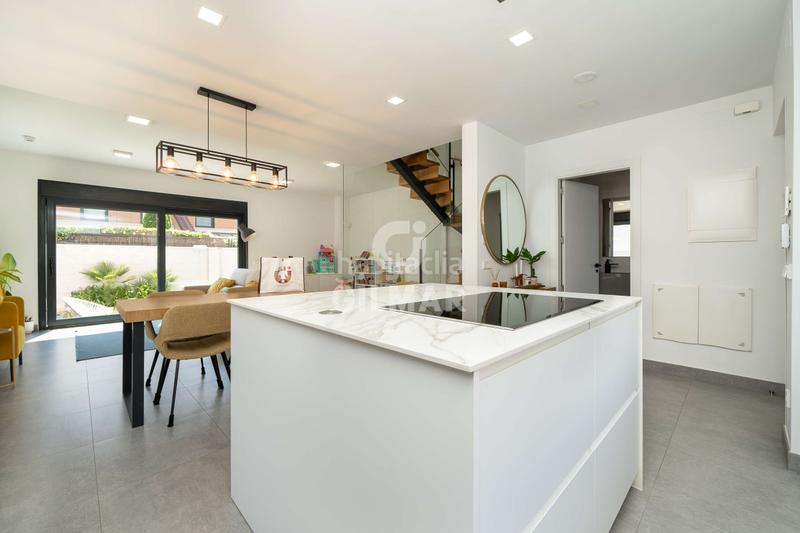 Foto 4df7672a-5c11-4e62-88ae-1b6a2908ca75. Casa aparellada amb calefacció aparcament piscina a Madrid