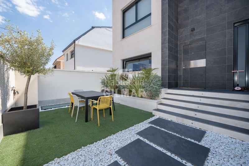 Foto 5b862f4a-6fa5-4e88-9f9f-db2b7395b034. Casa aparellada amb calefacció aparcament piscina a Madrid