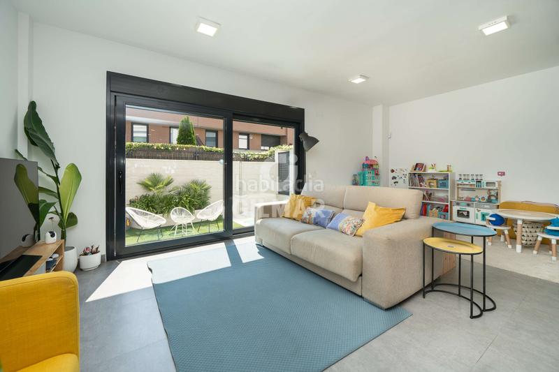 Foto 71014de8-cdd5-4033-84c3-648bd2469d5f. Casa aparellada amb calefacció aparcament piscina a Madrid