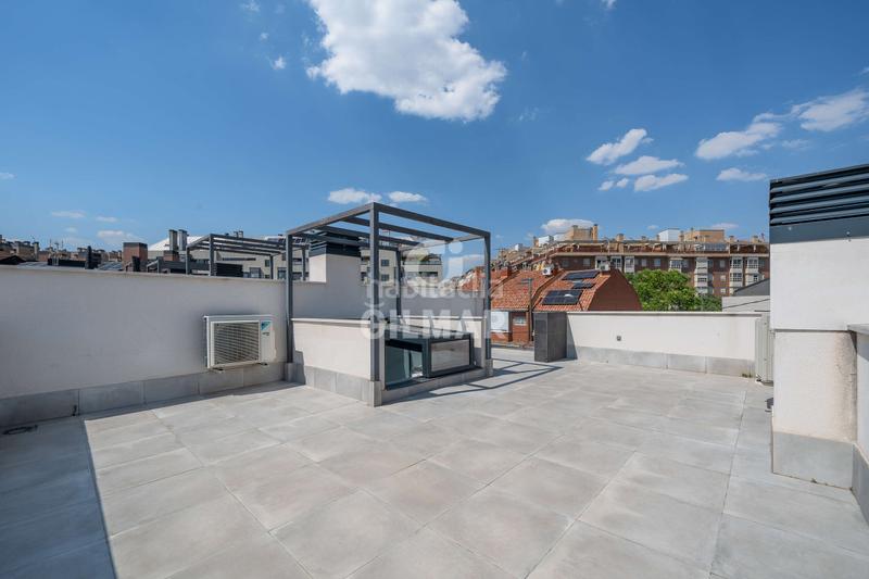 Foto a65763db-3dea-43b5-b572-ceaa71be1197. Casa aparellada amb calefacció aparcament piscina a Madrid