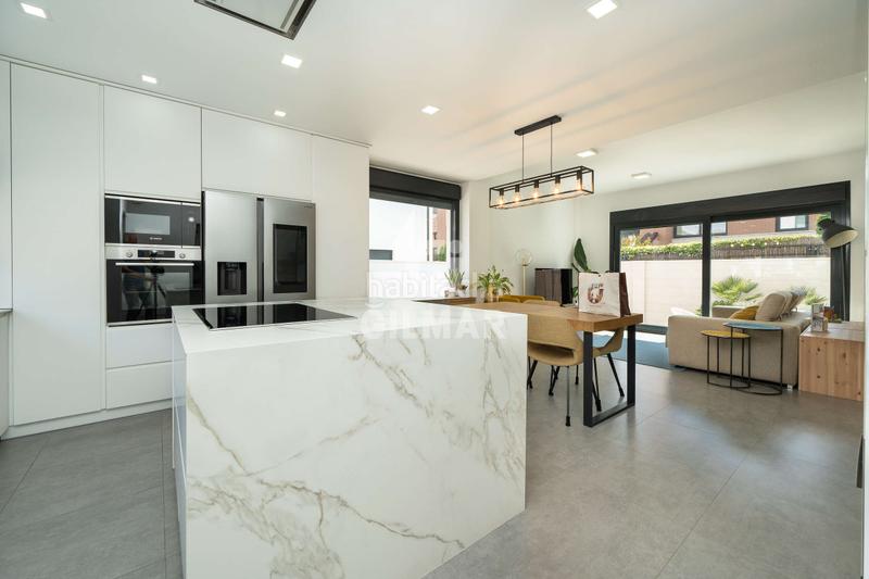 Foto b0af0ced-8229-4006-891f-abe3590294b6. Casa aparellada amb calefacció aparcament piscina a Madrid