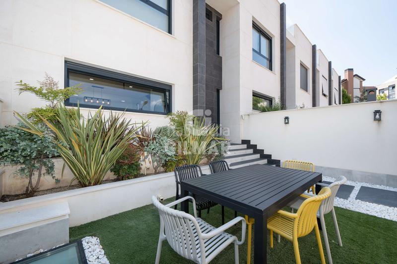 Foto b6ac11e0-2c55-4ca1-a099-8ed6df3211c5. Casa aparellada amb calefacció aparcament piscina a Madrid