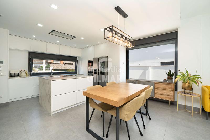 Foto b79d982e-fb0c-4b8c-af95-b75face2fc3c. Casa aparellada amb calefacció aparcament piscina a Madrid