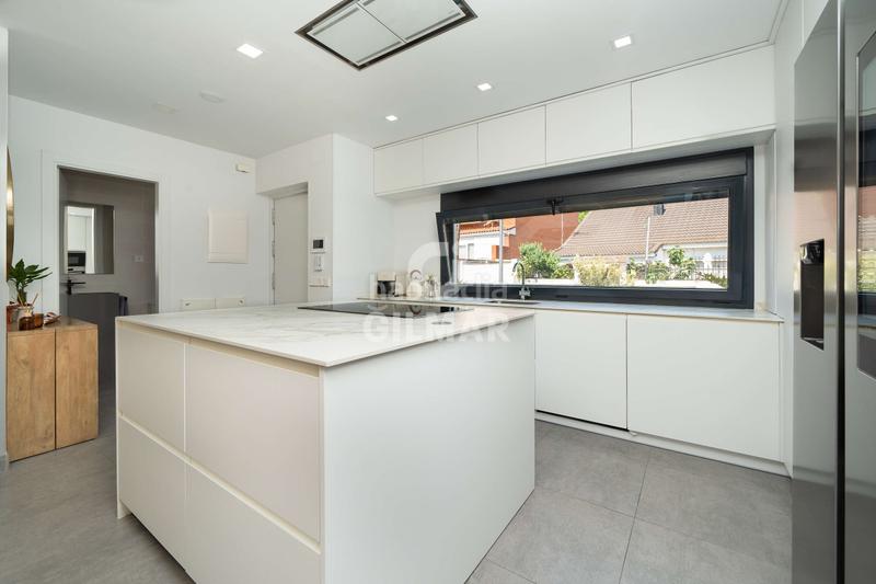 Foto ec544735-5066-4bed-b6b5-b8f9200a7373. Casa aparellada amb calefacció aparcament piscina a Madrid