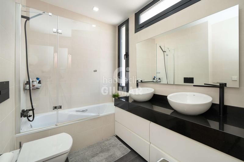 Foto f1274477-db42-44ec-87e2-041920ecb720. Casa aparellada amb calefacció aparcament piscina a Madrid