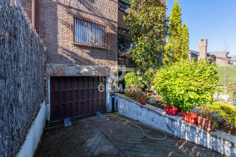 Foto 08520000-88d5-42ea-970a-cdc19cec243c. Maison jumelée avec chauffage parking piscine dans Peñagrande Madrid