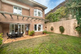 Reihenhaus in Mirasierra. Descubre este exclusivo chalet pareado en urbanización con pisci