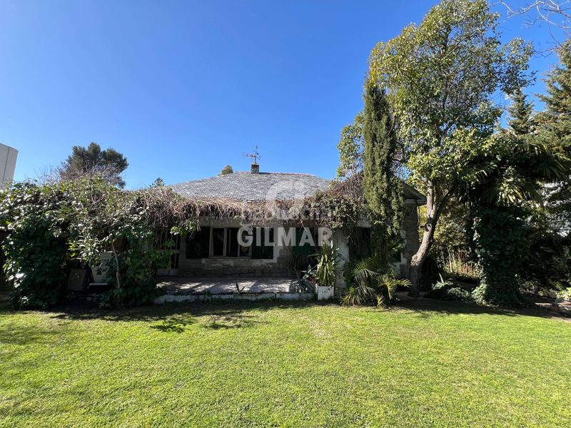 Chalet presentamos este encantador chalet independiente en Mirasierra con amplia parcela y gran potencial urbanístico. situado en una de en Madrid