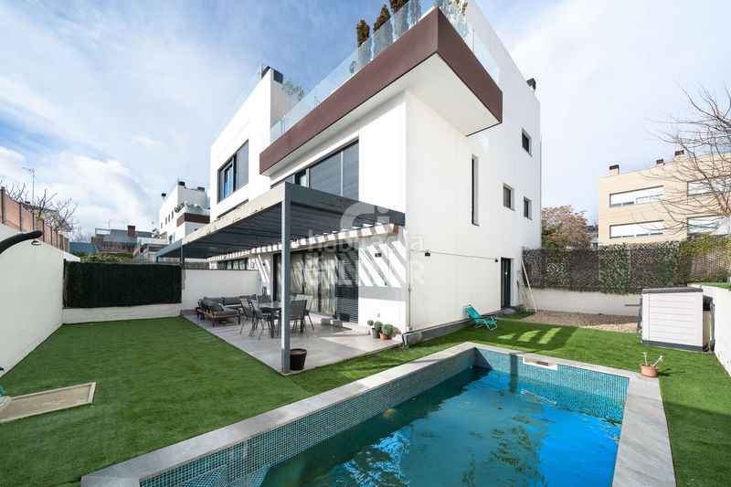Foto bd9c24e9-4b26-465f-9265-6ae7e178d940. Pis amb calefacció aparcament piscina a Peñagrande Madrid