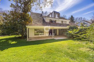 Casa pareada en Fuentelarreina. En el exclusivo barrio de fuentelarreina, ubicado dentro del pre