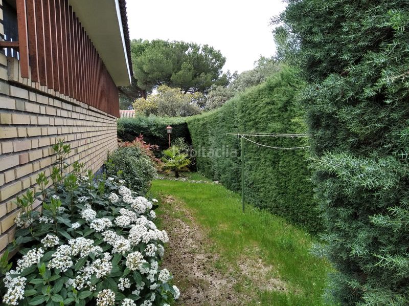 Foto d825ce8d-ea61-406e-a8cd-3468142fe91c. Chalet con camino riscaldamento parcheggio piscina in Hoyo de Manzanares