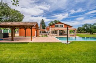 Chalet in Fuente del Fresno. Presentamos este lujoso independiente ubicado en la urbanización