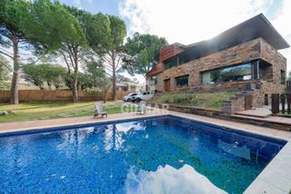 Chalet  Calle abeto. Se presenta un extraordinario chalet independiente en la mejor u
