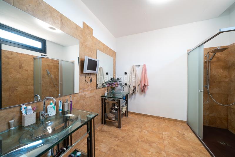 Foto f97749eb-93be-4ad1-af18-8241785c456c. Chalet with fireplace parking pool in Valdetorres de Jarama