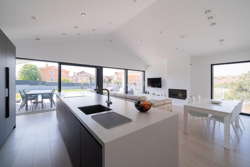 Foto 795b2666-b6b4-40be-8a1a-ca4df4ac1ec1. Chalet avec cheminée chauffage parking piscine dans Guadalix de la Sierra