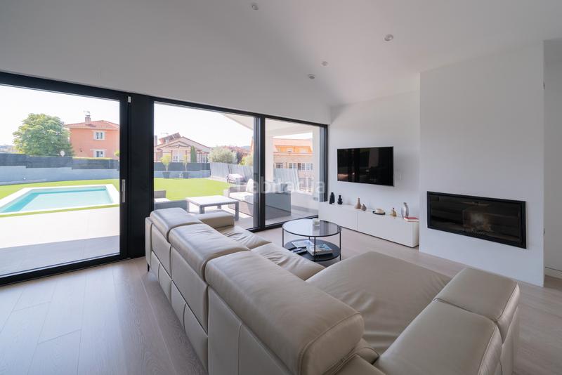 Foto f37c8f51-b43e-4656-940a-7f873f8f49c7. Chalet avec cheminée chauffage parking piscine dans Guadalix de la Sierra